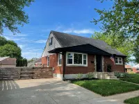 Charming 3-bedroom house with fenced yard in a quiet  neighborhood  Dog Friendly - Homestays