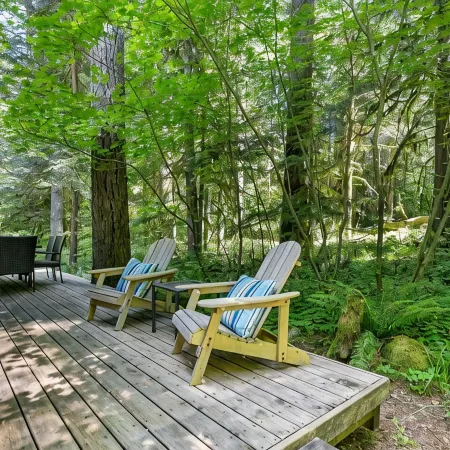 Cozy Cascade Cabin. Relaxing Hot Tub, Secluded, Spacious and Creek Nearby