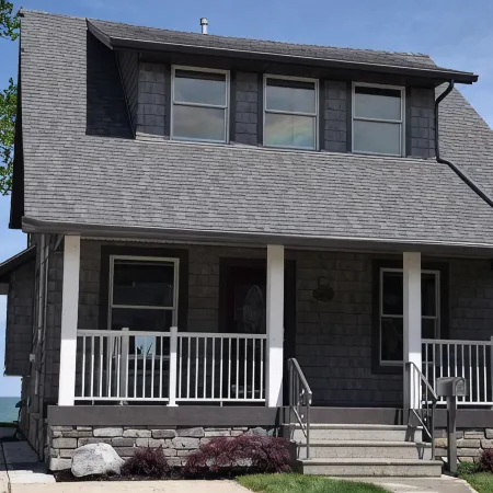 LAKESIDE RETREAT-Overlooking the scenic beauty of Lake Erie, Lorain,Ohio