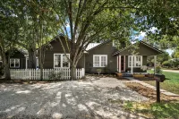 1930s Home, King bed, sleeps 8, Gameroom, walk to Main St - Wifi