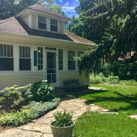 Great Location. Steps to McKinley Beach Walk to Town. Lg Private Yard,Fire Pit.