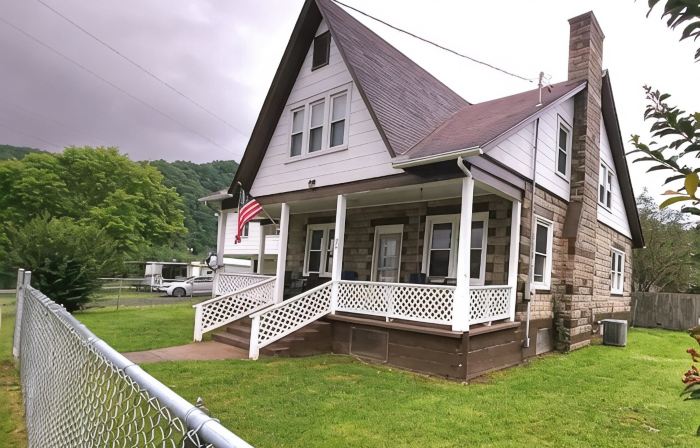 Charismatic 4-bedroom home on the New River
