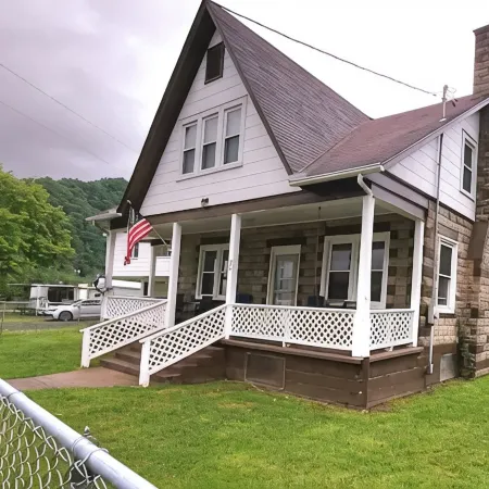 Charismatic 4-bedroom home on the New River