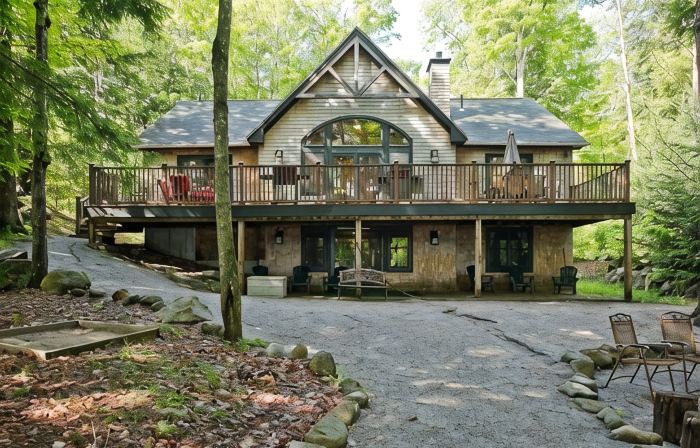 Private, Spacious Lakefront Home: Mooring & Floating Dock & Walk to Quaint Town
