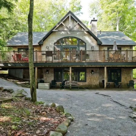 Private, Spacious Lakefront Home: Mooring & Floating Dock & Walk to Quaint Town