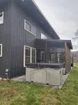 Mee Mee's Cabin Retreat- River, nature, small town, Hot Tub - balcony