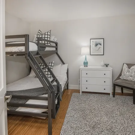 Steps from Riverfront Gondola, Modern Cozy Condo, Free Underground Parking