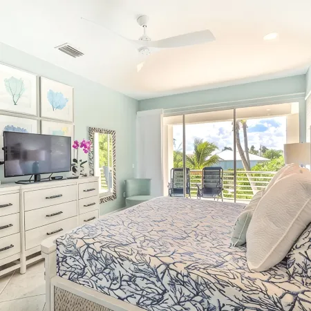 Island Luxury, Upscale, Walk to Sombrero Beach!