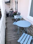 Seaside two bedroom flat with parking opposite path onto beach - Wi-Fi