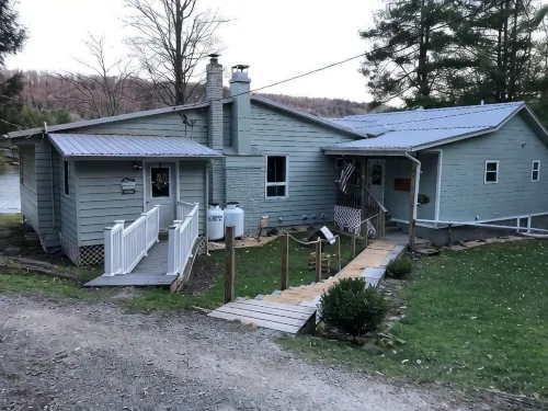 Quiet Lakefront Retreat nestled in the woods. - 3-Star