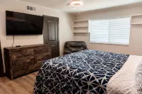 Backyard Oasis, heated pool/spa, bbq, cov pergola, away from dwtn noise Hotels in Summerlin-Northwest Las Vegas
