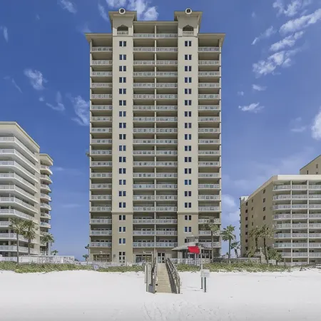 Cozy beach condo with many amenities for fun and relaxation conveniently located