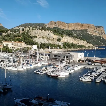 Beautiful and bright apartment with lovely view of Cassis Bay and feet in water
