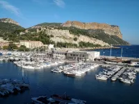 Beautiful and bright apartment with lovely view of Cassis Bay and feet in water - 3つ星