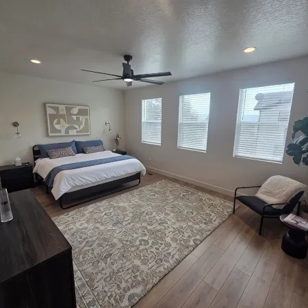 Luxury 5Br Adventure Hub! Pineview, Hiking, Golfing, Biking. Sleeps 12. 4.5 Bath