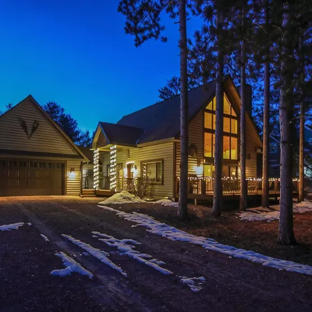 Spacious Crystal Mountain Resort Cabin w/ Game Rm! Minutes to Ski/Golf/Spa/Pool!