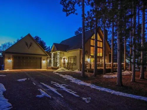 Spacious Crystal Mountain Resort Cabin w/ Game Rm! Minutes to Ski/Golf/Spa/Pool! - 3-Star