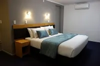 Parakai Springs Lodge - Homestays