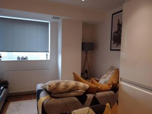 Whole Apartment 5Mins to East Croydon & Concierge