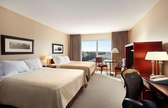 勞埃德明斯特邊境套房酒店