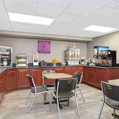 Days Inn by Wyndham West Covina Dining/Meeting Rooms