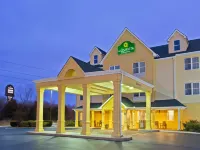 La Quinta Inn & Suites by Wyndham Lebanon Hotels near Cedar Crest Shopping Center