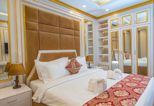 캄퐁 톰 로열 호텔 스카이바 야경