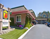 Super 8 by Wyndham Martinez