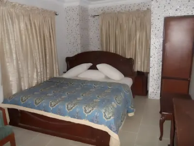 Cynergy Suites Festac Town - Standard Hotel a 