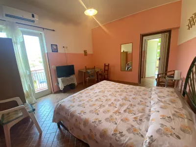 Room in Holiday House - Michelangelo House, Mono Hotel di Piraino