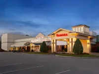 Ramada by Wyndham Lewiston Hotel & Conference Center Hotel dekat Bates College