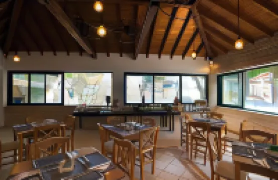 Akra Morea Hotel & Residences Hotel di 