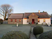 The Thatched Cottage B&B Hotels in Lakeview