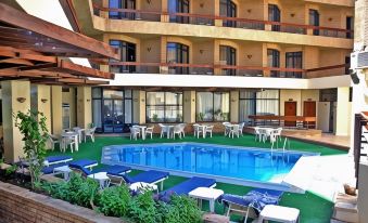 Gaddis Hotel, Suites and Apartments