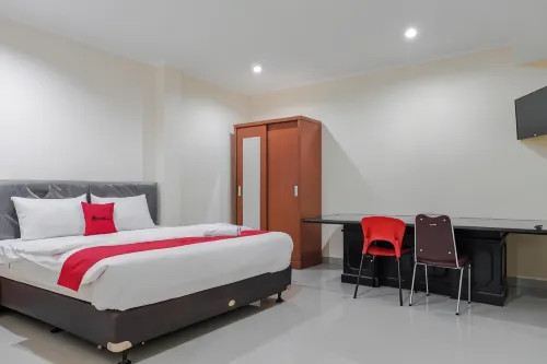 RedDoorz @ Jalan Biak Roxy Jakarta