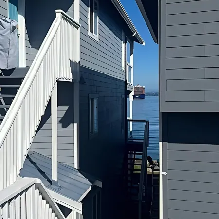 Waterfront 2 bed, 2 baths, 1364 sq ft, views of Mt Rainer, Seattle, and more.