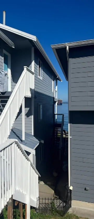 Waterfront 2 bed, 2 baths, 1364 sq ft, views of Mt Rainer, Seattle, and more.