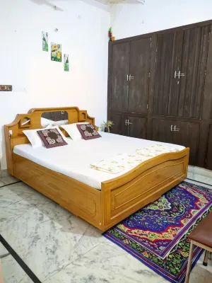 Kridha Holidays Homestay with Kitchen 스리 크리슈나 잔마스탄 템플, 마투라 주변 호텔