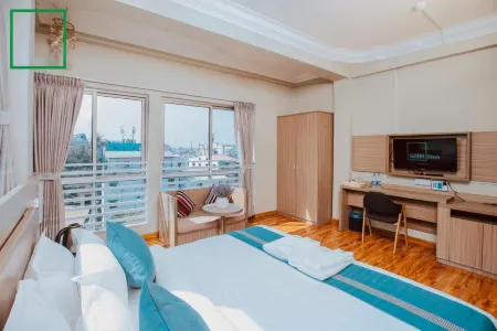 Serene Stays Hotel Отели в г. Kamayut