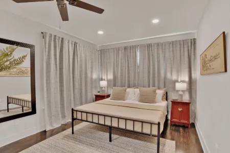 Lavish, Stylish, Gorgeous Home Отели рядом с достопримечательностью «R. W. Norton Art Gallery»