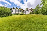 Apple Tree Inn Hotels in Lenox