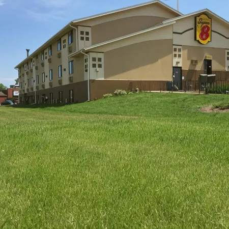 Super 8 by Wyndham Janesville