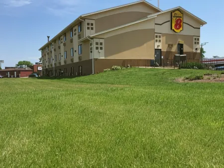 Super 8 by Wyndham Janesville Отели в г. Эджертон