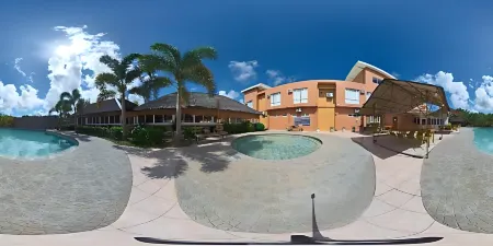 Alunsina Hotel and Spa Отели в г. Роксас Сити