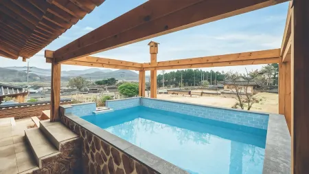 Gyeongju Ojae Hanok Pool Villa Отели рядом с достопримечательностью «Namsan Mountain»