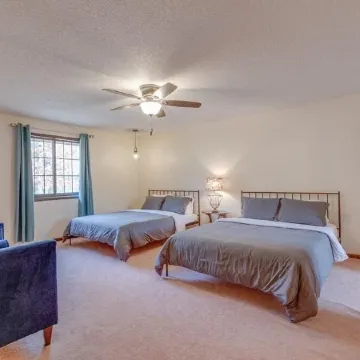 Huge 3 Story House Minutes From The Lake!