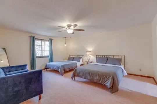 Huge 3 Story House Minutes From The Lake!