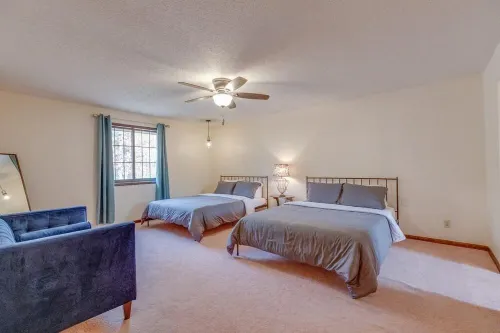 Huge 3 Story House Minutes From The Lake!