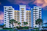 Seaside Solace: Panoramic Views! Oceanfront Condo, King Bed, Pool, Tennis,Cabana