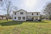 Walk to Beach and Restaurants! 8Br and 3BA. Pets Welcome. Sleeps 16. Incredible!